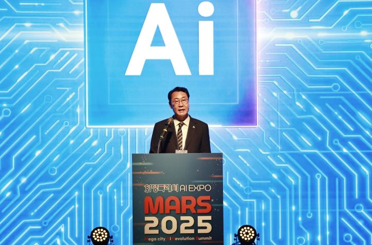 정명근 화성특례시장이 18일 MARS 2025 개회식에서 환영사를 하고 있다.