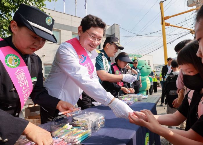 이상일 용인특례시장이 19일 아침 남사초등학교 학생들의 안전한 통학환경 조성을 위한 현장점검과 캠페인에 참여했다.