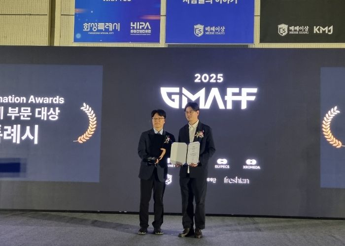6월 20일 서울 코엑스에서 열린 ‘2025 AI XR Transformation Award’ 시상식에서 화성특례시가 지역자치단체 부문 대상을 수상하고 있다