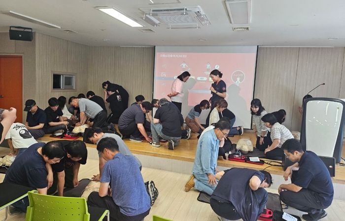 화성특례시가 유앤아이센터에서 시민 및 AED 관리책임자들을 대상으로 심폐소생술 실습 교육을 진행하고 있다