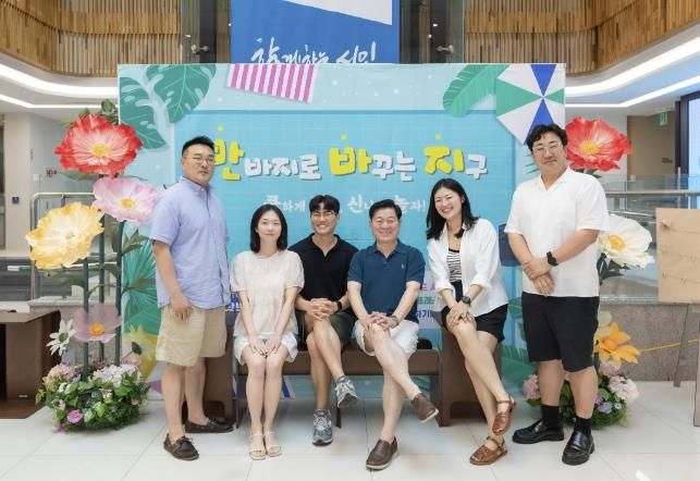 박승원 광명시장(왼쪽에서 네 번째)이 23일 오전 반바지 시즌의 일환으로 열린 ‘반바지 데이’ 행사에 참여해 본관 로비 포토존에서 직원들과 기념사진을 촬영하고 있다.
