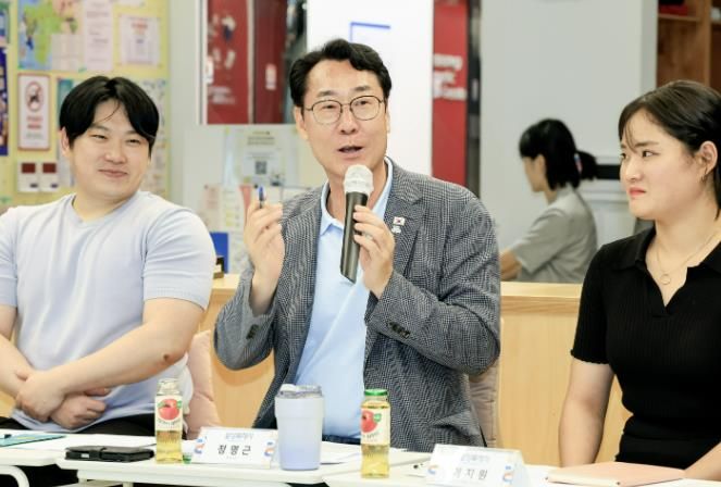 정명근 화성특례시장이 ‘청년과의 소통 간담회’에서 청년들과 자유롭게 의견을 나누며 청년정책의 필요성과 방향성에 대해 설명하고 있다