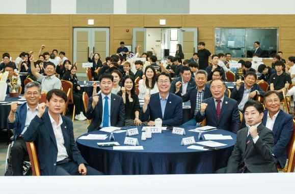 화성특례시의회 의원단과 주요 내빈 기념 사진