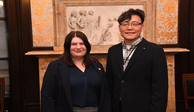 왼쪽 글래스고 시의회 의장 Susan Aitken, 오른쪽 인천시 환경국장 김철수
