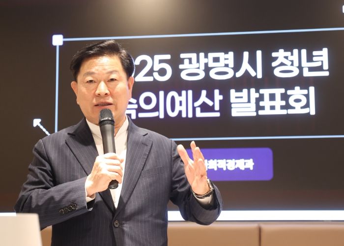 박승원 광명시장이 24일 청춘곳간에서 열린 ‘2025년 청년 숙의예산 발표회’에 참석해 인사말을 하고 있다.