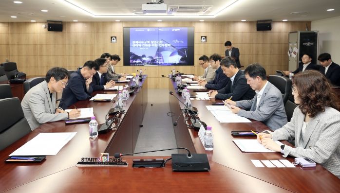 인천경제자유구역청은 창업진흥원과 25일 오후 인천스타트업파크에서 '창업기업 육성 및 성장촉진 지원강화를 위한 업무협약'을 체결했다.