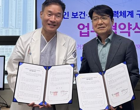 정재원 인천시장애인주거전환지원센터장과 김창환 인천지역장애인보건의료센터장이 지난 23일 업무협약 기념촬영을 하고 있다.