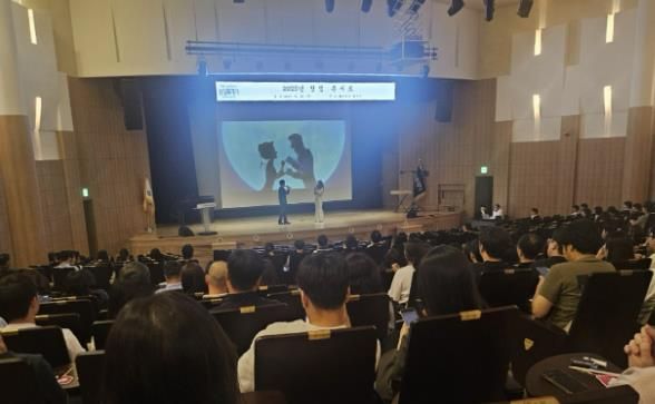 화성특례시 공직자들이 26일 '2025년 청렴 콘서트'에서 청렴 뮤지컬 갈라쇼를 관람하고 있다.