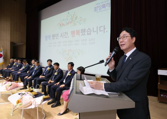 정명근 화성특례시장이 27일 시청 대강당에서 열린 ‘2025년 상반기 공직자 퇴임식’에서 퇴임 공무원들에게 감사의 인사를 전하고 있다