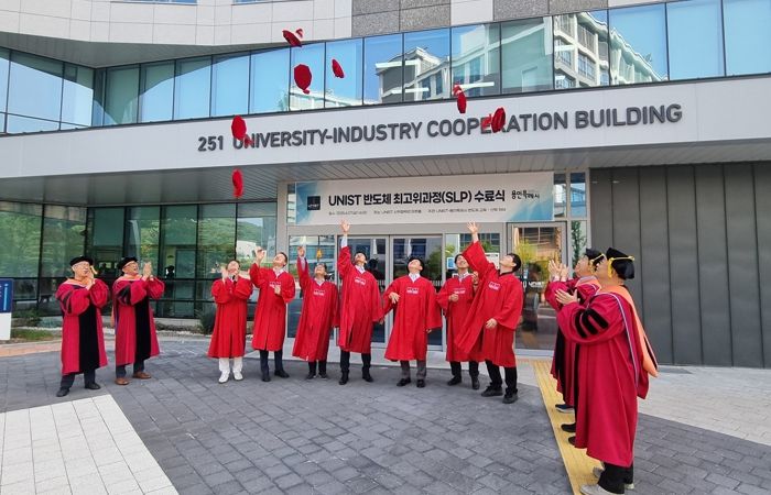 용인특례시와 울산과학기술원이 공동으로 운영 중인 '반도체 최고위과정' 3기 수강생의 수료식이 지난 27일 열렸다.
