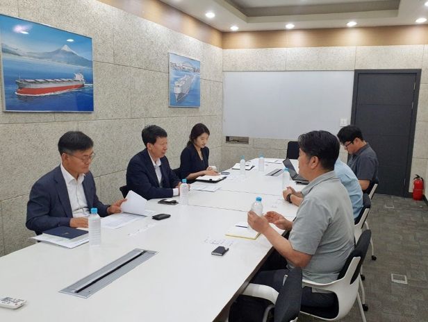 인천항만공사 김상기 운영부문 부사장과 케이라인마리타임코리아 관계자들이 자동차 물류 활성화 방안에 대해 논의하고 있다 / 사진 제공 = 인천항만공사