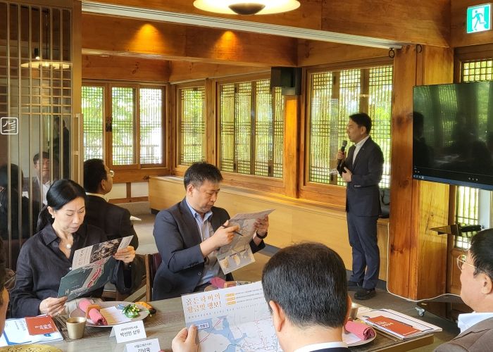 인천항만공사 물류전략처장이 호텔 최고경영자를 대상으로 골든하버 복합지원용지를 홍보하고 있다 / 사진제공 = 인천항만공사