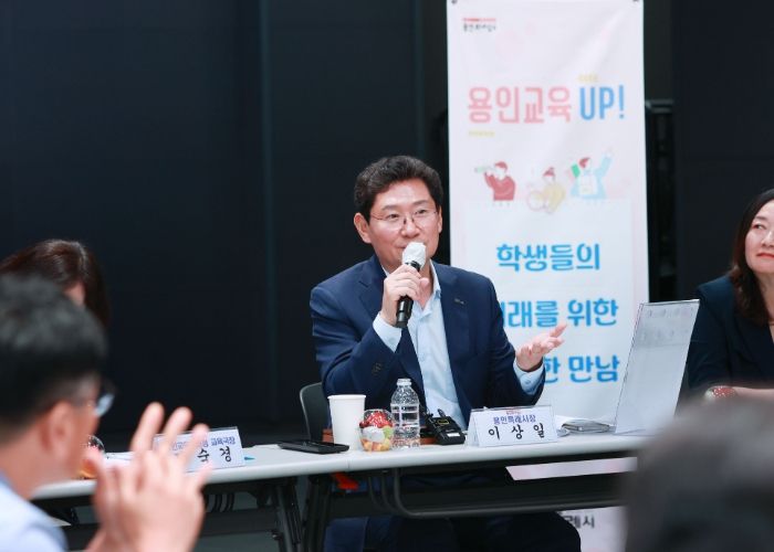 9일 기흥구 중동 '용인미디어센터'에서 이상일 시장이 기흥구 지역 초등학교 교장들과 교육환경 개선을 위한 간담회를 열고 의견을 나눴다.