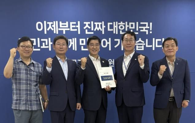 이상일 용인특례시장(왼쪽 두번째)은 9일 국정기획위원회를 방문해 '특례시 지원에 관한 특별법' 제정 촉구 건의문을 전달했다