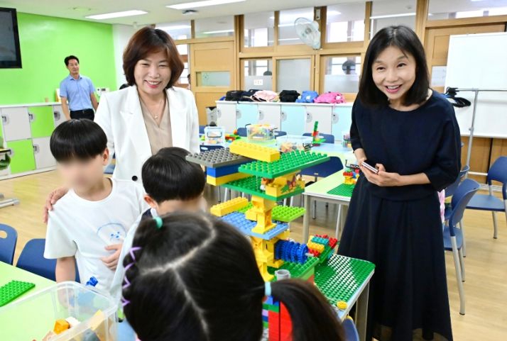 서울시의회 심미경 의원(왼쪽)과 최호정 의장이 긴급 점검을 나가 학교 현장을 살펴보고 있다.