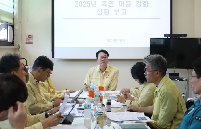 정명근 화성특례시장이 ‘2025년 폭염 대응 강화 상황보고회’를 주재하고 있다.