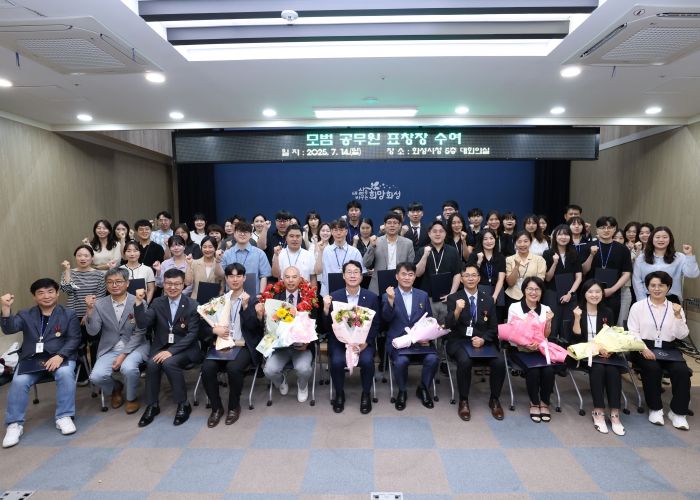 정명근 특례시장과 수상자들과 함께 포즈를 취하고 있다