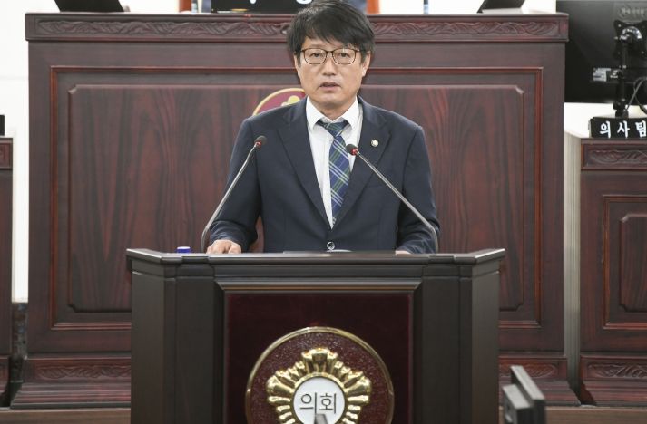 화성특례시의회 유재호 의원이 제243회 임시회 중 제1차 본회의에서 5분 자유발언을 하고 있다.