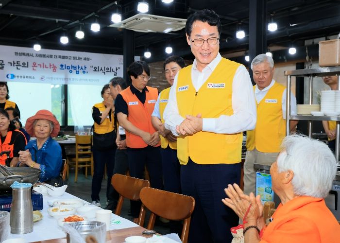 정명근 화성특례시장이 15일 온기나눔 희망밥상 행사에서 주민들과 소통하고 있다.