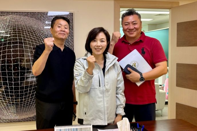 6월 13일 서울특별시농구협회와의 간담회 후 기념촬영하는 김경 위원장(가운데)