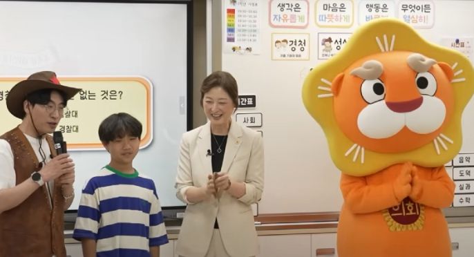 최유희 의원(가운데)이 용암초등학교에서 해통소통 촬영을 하고 있다.