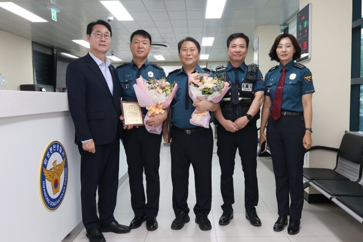 정명근 화성특례시장(맨좌측) 수상자들과 기념촬영
