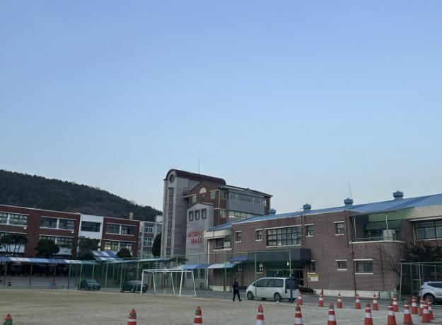 용인특례시 처인구에 있는 용인중학교 전경