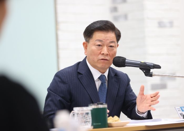 박승원 광명시장이 23일 오후 시청 중회의실에서 열린 ‘지속가능관광 활성화 용역’의 최종보고회에서 발언하고 있다.