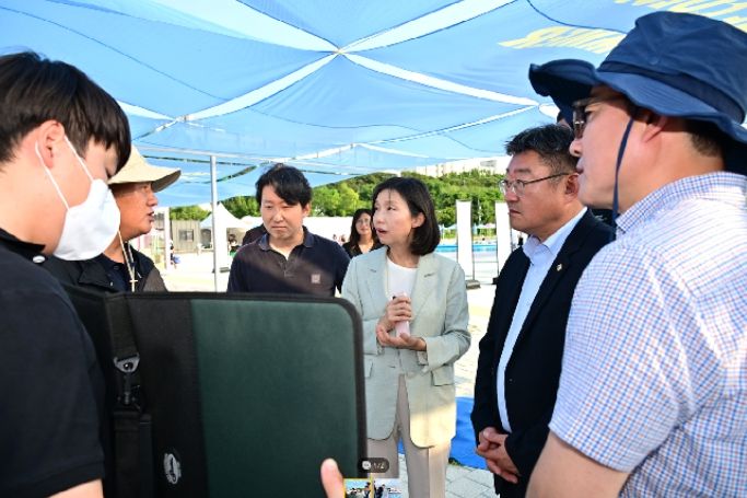잠원한강공원 수영장 현장 점검하는 최호정 의장