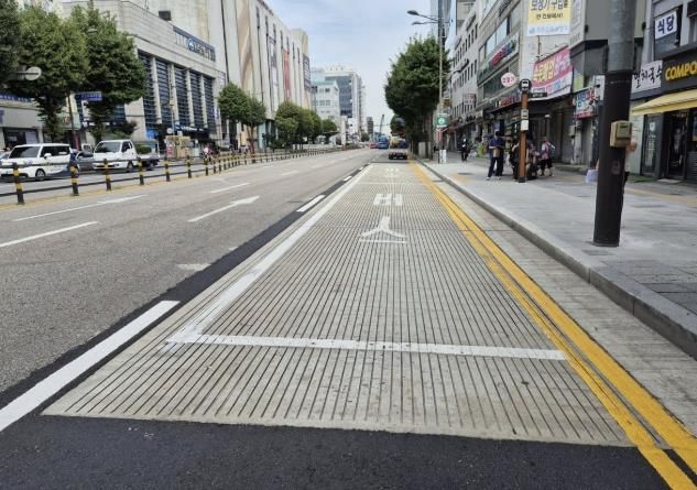 안양시는 만안구 남부시장 버스정류장 앞 도로를 내구성이 높은 콘크리트로 포장해 도로 환경을 개선했다