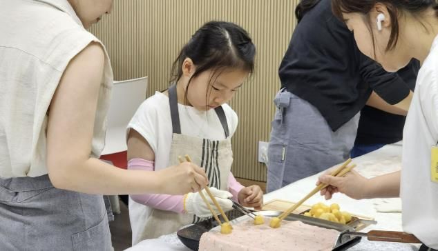 완성된 허니랩으로 샌드위치 포장 체험