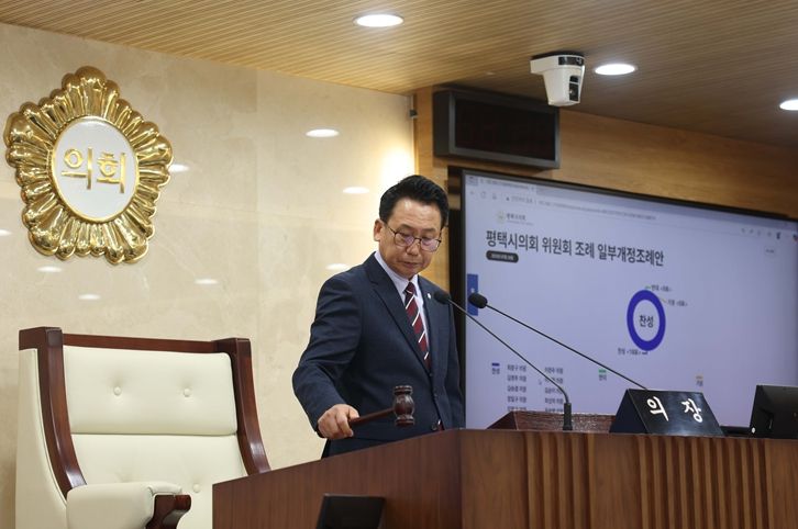 제257회 임시회 제2차 본회의에서 타봉하는 강정구의장