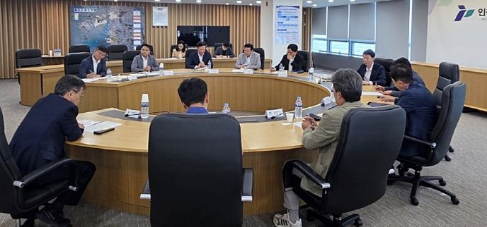 ‘인천항 벌크부두 운영사 대표자 간담회’에서 참석자들이 함께 의견을 나누고 있다 / 사진제공 = 인천항만공사