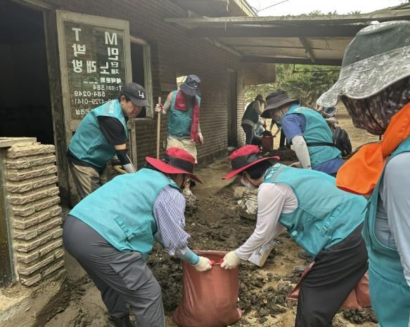 화성특례시 동탄1동 주민들이 가평군 청평면을 찾아 수해 피해 가옥 복구 작업을 하고 있다