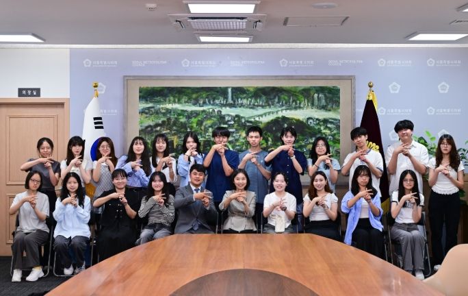 서울시의회 최호정 의장, 대만 정치대학교 어학 연수단과 간담회(손모양은 한국(코리아)를 뜻하는 K를 나타냄)