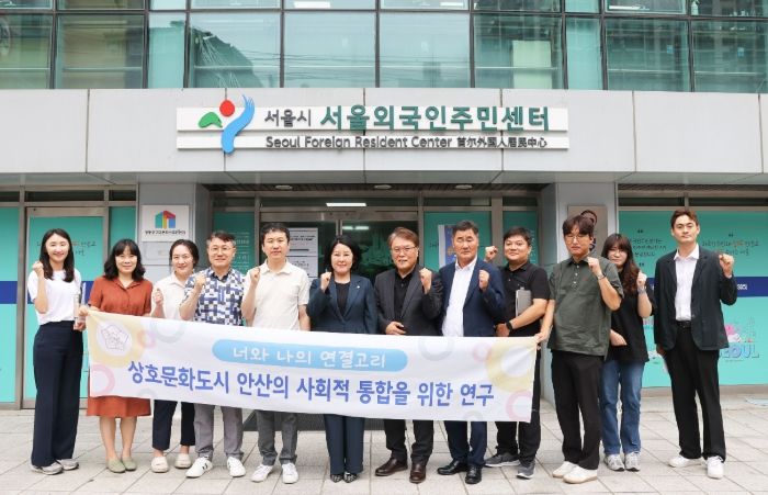 의원연구단체 '너와 나의 연결고리'가 지난 7월 31일 서울 영등포구에 위치한 서울외국인주민센터를 방문해 벤치마킹을 실시했다.