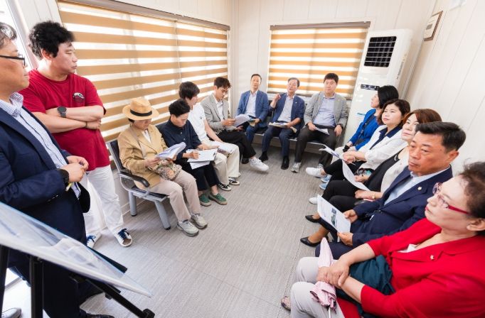 안산시의회 의원들이 1일 안산 대부도 뱃길 여객선 취항 사업 관련 현장활동을 실시했다. 사진은 이날 선착장 현장에서 시 관계자로부터 사업 관련 설명을 듣고 있는 의원들의 모습.