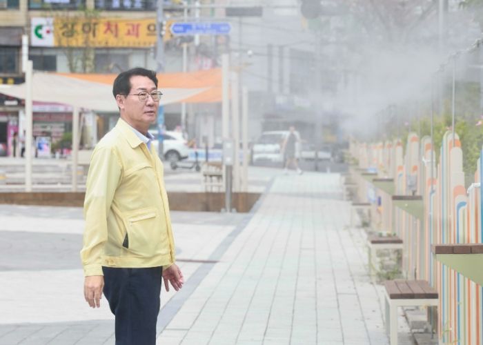 정명근 화성특례시장이 쿨링포그 시설을 점검 하고 있다