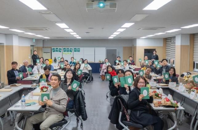 시흥 사람책은 함께 모여 의견을 나누며 발전방향을 찾아나가고 있다