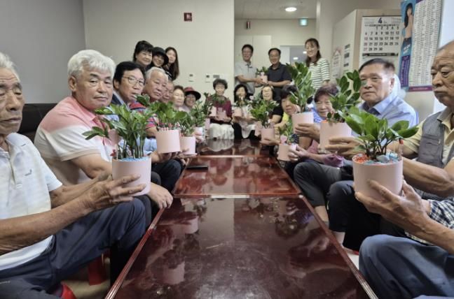 '어르신 일상에 싹튼 초록 행복' 시흥시 신현동 자원봉사지원단, '반려식물 만들기 사업' 추진