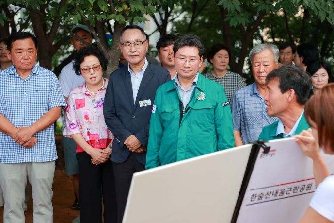이상일 용인특례시장은 7일 정비가 완료된 남사읍 한숲산내음근린공원 현장점검을 실시했다.