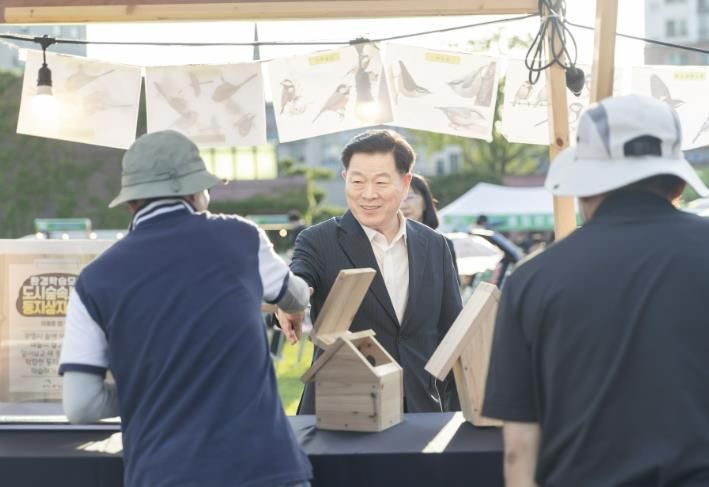 박승원 광명시장이 지난12일 시청 잔디광장에서 열린 '일상의 평화, 퇴근음악회' 공연 시작 전 운영된 체험부스에 방문해 인사를 나누고 있다.