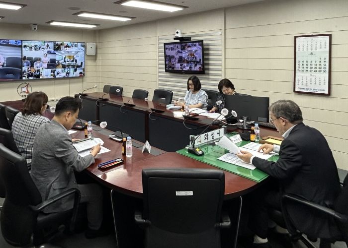화성특례시가 12일 조승문 제2부시장 주재로 민생 회복 소비 쿠폰 서비스 확대 방안 발굴을 위한 회의를 진행하고 있다
