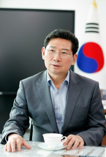 이상일 용인특례시장이 구윤철 기획재정부 장관에게 '용인 첨단시스템반도체 클러스터 국가산업단지'에 토지를 수용당한 이주민과 이주기업을 위한 지원책을 담은 서한문을 보냈다.