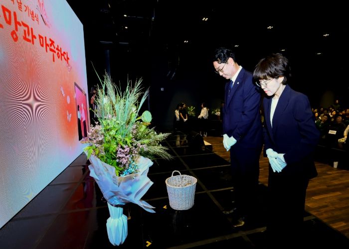 정명근 화성특례시장과 이선희 여사 부부가 일본군 위안부 피해자 기림의 날 기념식에서 추모 헌화를 하고 있다