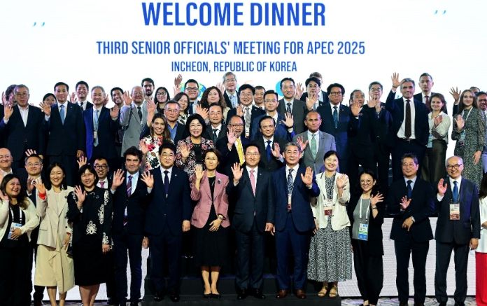 유정복 인천광역시장이 13일 중구 인스파이어리조트에서 열린 'APEC 제3차 고위관리회의 만찬'에서 기념촬영을 하고 있다.