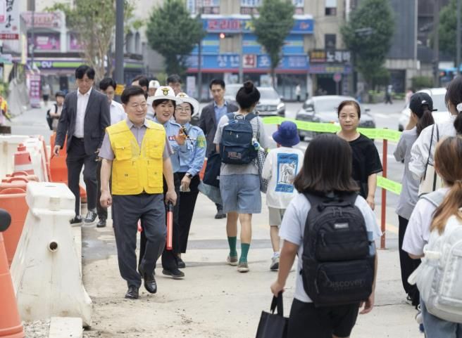박승원 광명시장이 18일 아침 광명초등학교 임시 통학로를 찾아 등굣길 안전지도를 하고 있다.