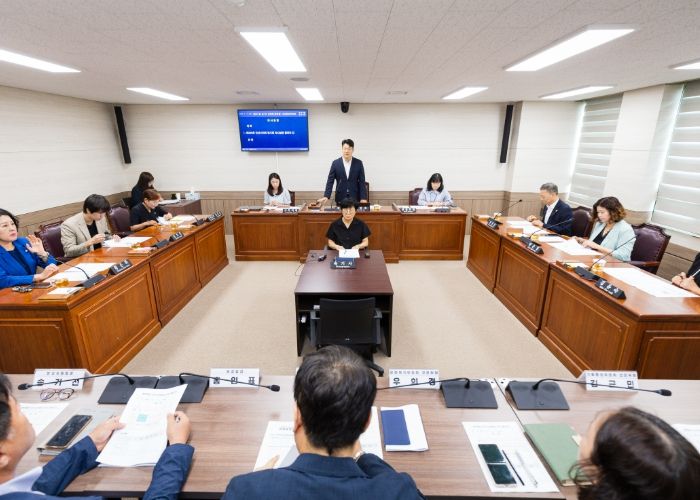 제298회 임시회가 오는 25일부터 18일간 개최된다. 사진은 18일 의회 제4상임위원회 회의실에서 열린 ‘제297회 제1차 정례회 폐회 중 의회운영위원회’의 모습.