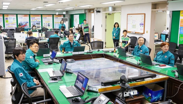 안산시의회 의원들이 18일 안산시 을지연습장을 방문한 모습