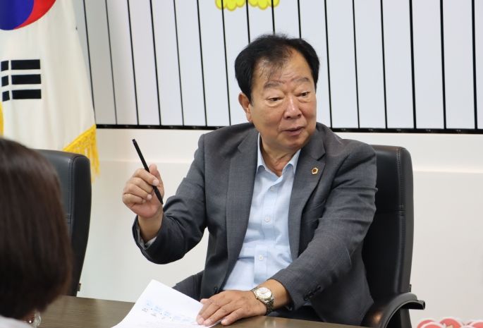 경기도의회 임상오 위원장, “따뜻한 손길, 김장으로 전하다”… 자원봉사 지원사업 확대 논의
